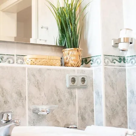 Villanelle - & Apartment *